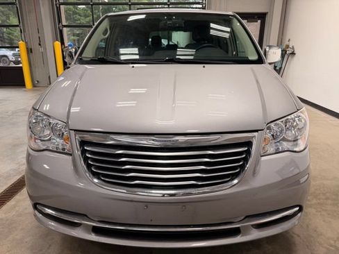 Used 2015 Chrysler Town & Country Touring-L w/ Driver Convenience Group FWD image 3