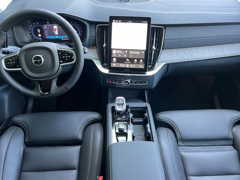 Certified 2025 Volvo XC90 B6 Ultra w/ Lounge Package image 3