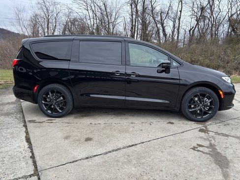 New 2026 Chrysler Pacifica Select image 8