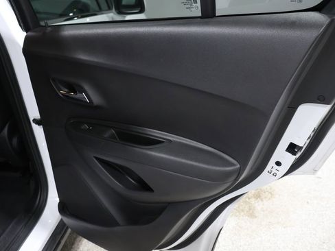 Used 2020 Chevrolet Trax LT w/ LT Convenience Package image 23