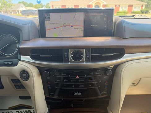 Used 2019 Lexus LX 570 4WD w/ Luxury Package image 18