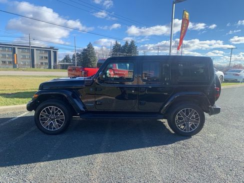 Used 2022 Jeep Wrangler Unlimited Sahara image 4