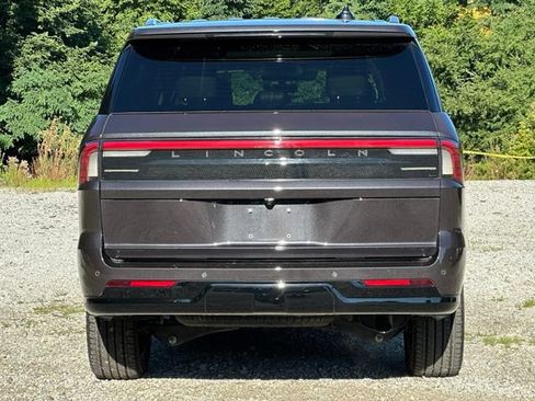 New 2025 Lincoln Navigator Reserve AWD/4WD image 4