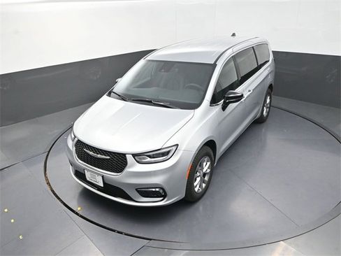 New 2026 Chrysler Pacifica Select image 11