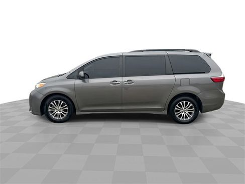 Used 2020 Toyota Sienna XLE image 5