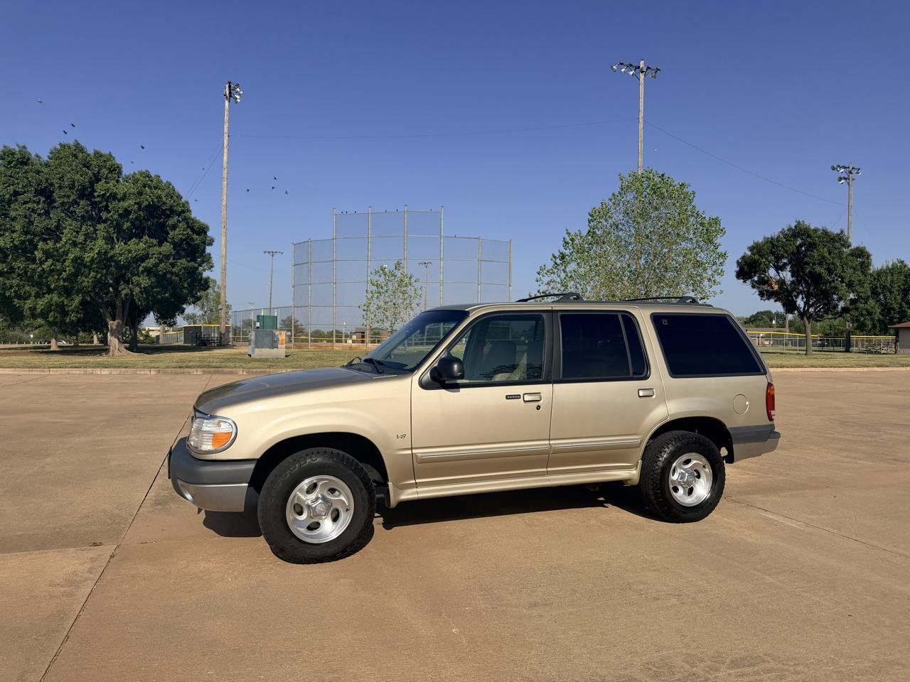 Used 1999 Ford Explorer XLT RWD image 2