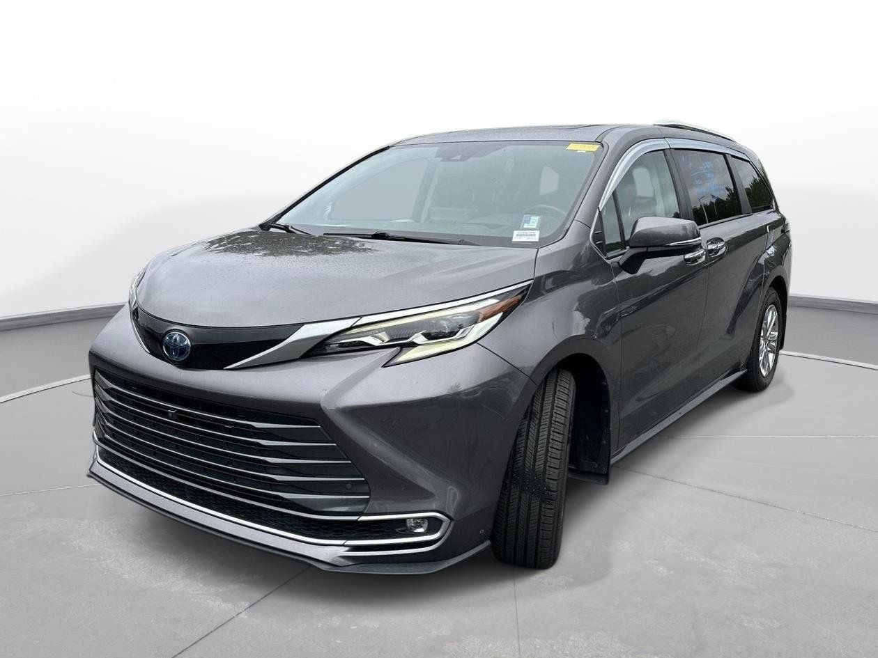 Used 2023 Toyota Sienna Platinum AWD/4WD image 2