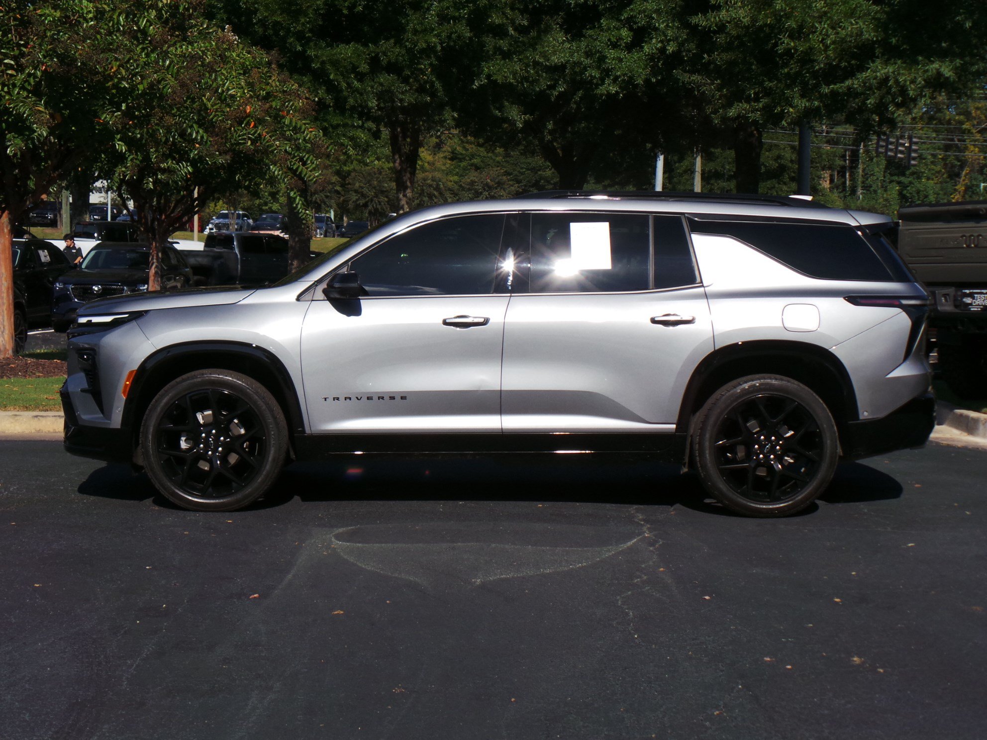 Used 2025 Chevrolet Traverse RS FWD image 5