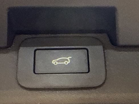 Used 2024 Land Rover Discovery Metropolitan Edition image 15