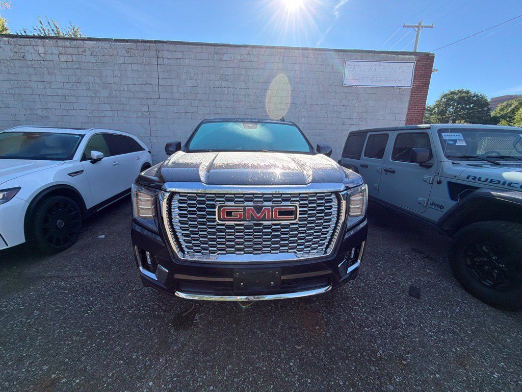 Used 2023 GMC Yukon SLT AWD/4WD image 2
