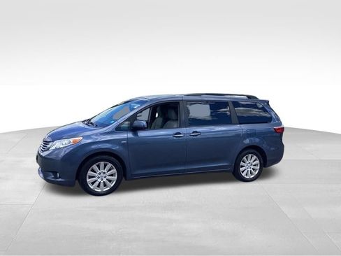 Used 2017 Toyota Sienna XLE Premium AWD/4WD image 3