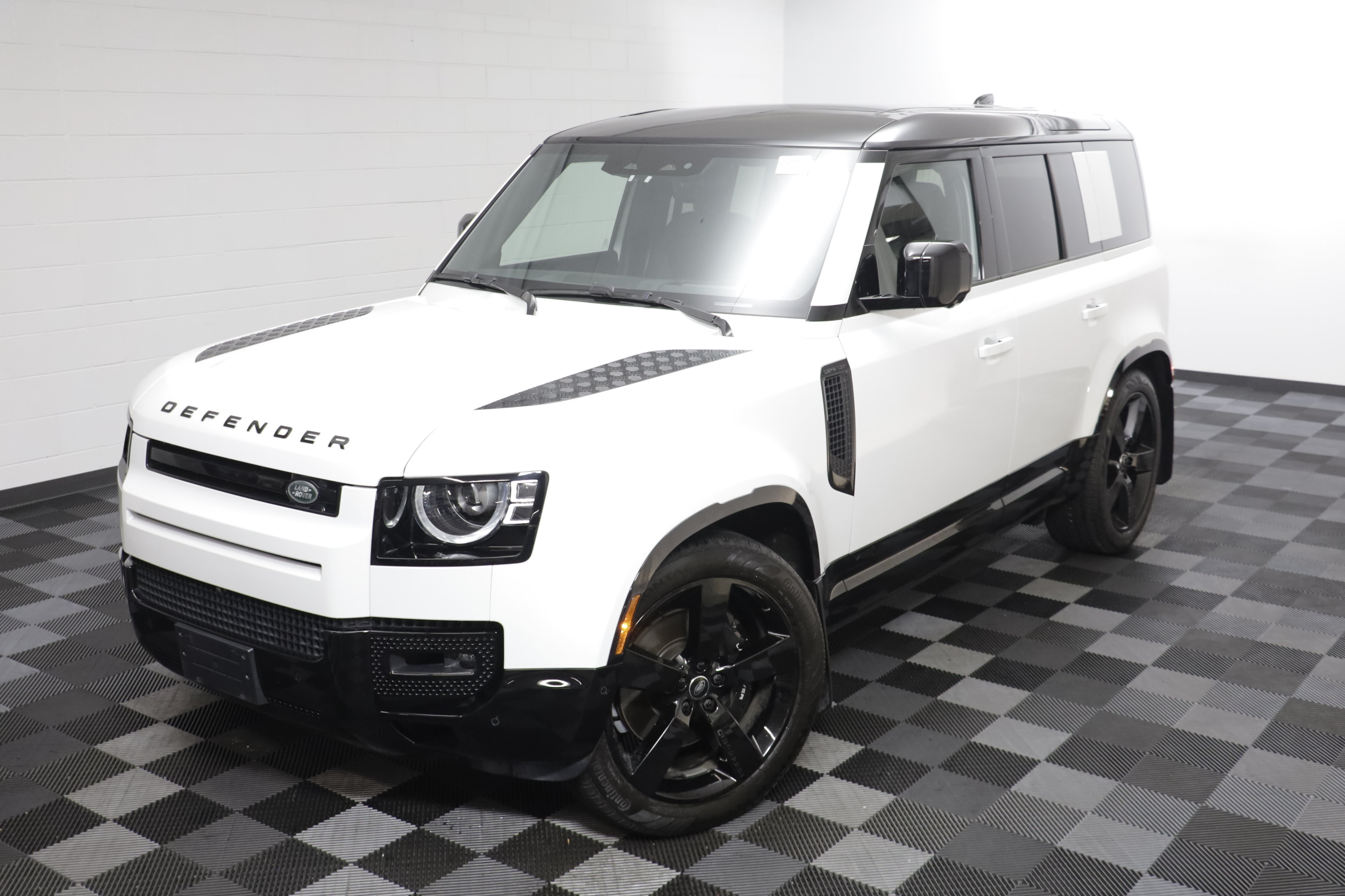 Certified 2025 Land Rover Defender 110 V8 AWD/4WD image 2