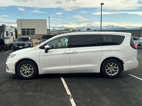Used 2023 Chrysler Pacifica Touring-L FWD image 21