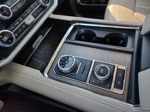 Used 2024 Ford Expedition Limited image 11