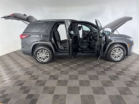 Used 2023 Chevrolet Traverse LT w/ Rear Camera Mirror Package AWD/4WD image 13