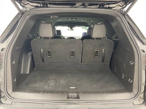 Used 2023 Chevrolet Traverse LT image 12