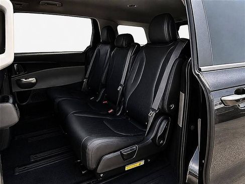Used 2025 Kia Carnival FWD image 4