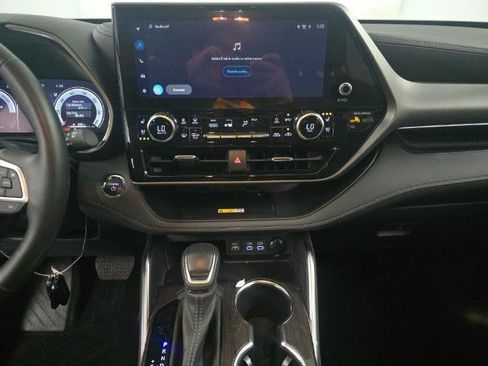Used 2023 Toyota Highlander Limited image 8