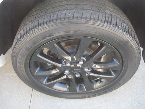 Used 2021 Jeep Grand Cherokee Laredo X image 12