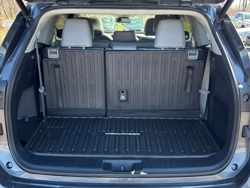 Used 2022 Toyota Highlander XLE image 12