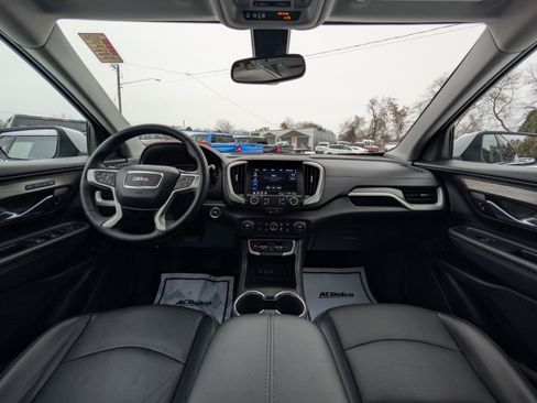 Used 2024 GMC Terrain SLT image 2