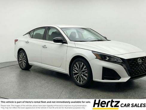 Used 2025 Nissan Altima 2.5 SV image 1