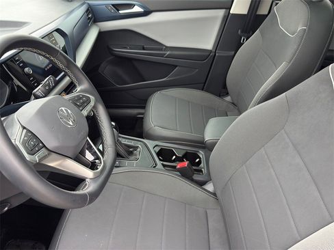 Used 2023 Volkswagen Taos SE w/ Panoramic Sunroof Package image 11