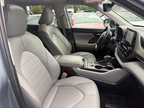 Used 2022 Toyota Highlander XLE AWD/4WD image 12