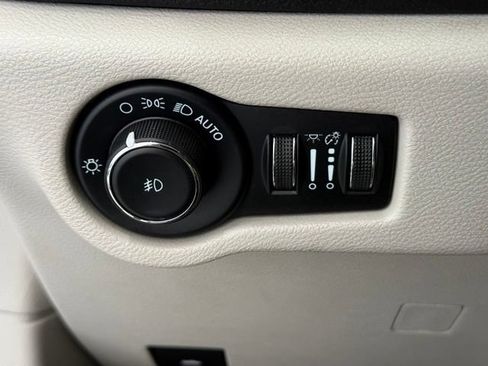 Used 2023 Chrysler Pacifica Limited FWD image 36