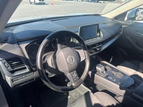 Used 2025 Nissan Rogue SV FWD image 2