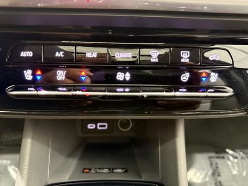 Used 2023 Chevrolet Bolt EUV Premier w/ Sun & Sound Package FWD image 33