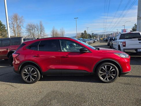 Used 2022 Ford Escape SE w/ SE Sport Appearance Package image 4