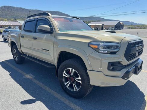 Used 2020 Toyota Tacoma TRD Sport w/ TRD Premium Sport Package AWD/4WD image 3