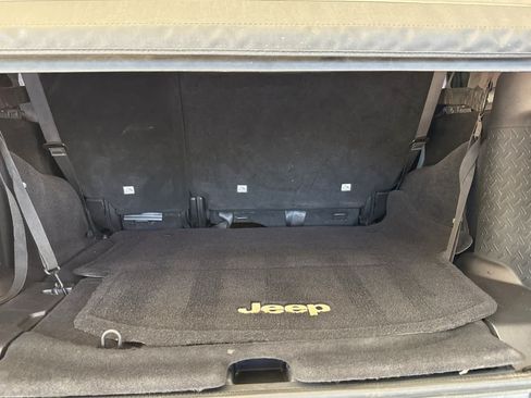 Used 2015 Jeep Wrangler Unlimited Rubicon w/ Connectivity Group AWD/4WD image 15