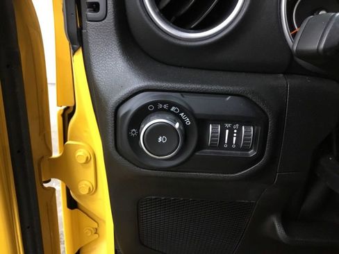 Used 2019 Jeep Wrangler Unlimited Sahara w/ Quick Order Package 24M Moab AWD/4WD image 14