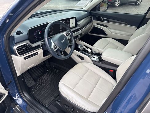 Used 2024 Kia Telluride EX w/ EX Captain's Chair Package image 17