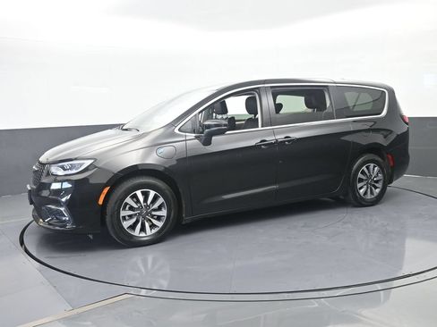 Used 2023 Chrysler Pacifica Touring-L FWD image 2