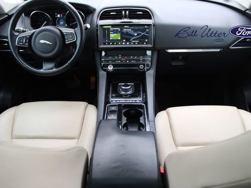 Used 2020 Jaguar F-PACE image 15
