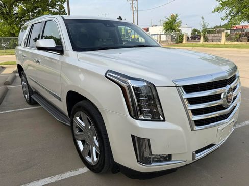 Used 2015 Cadillac Escalade Luxury image 3