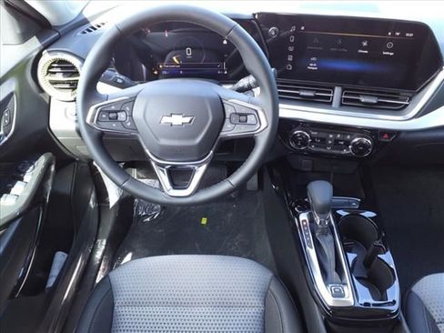 New 2025 Chevrolet Trax LT w/ LT Convenience Package image 5
