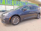 Used 2021 Chrysler Pacifica Touring-L image 2