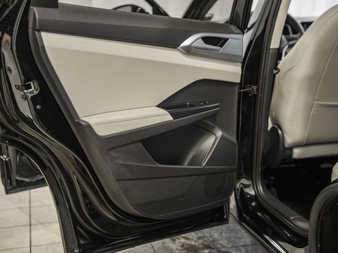 Used 2025 Volkswagen Taos SE w/ Panoramic Sunroof Package image 43