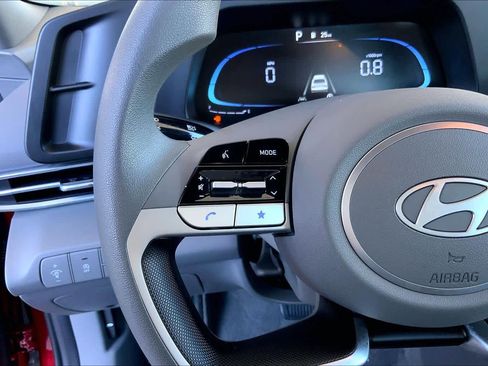 Used 2025 Hyundai Elantra SE image 23