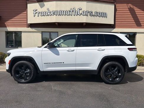 Certified 2023 Jeep Grand Cherokee Limited w/ Black Appearance Package AWD/4WD image 6