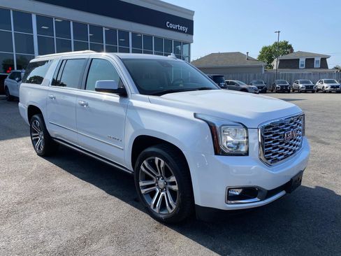 Used 2020 GMC Yukon XL Denali w/ Denali Premium Package image 9