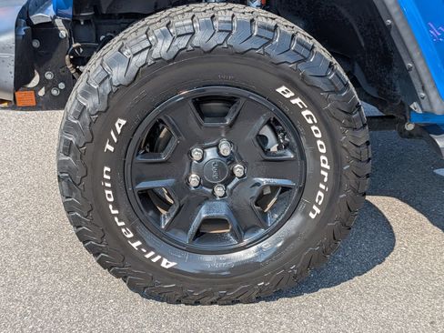 Used 2020 Jeep Gladiator Mojave w/ Dual Top Group AWD/4WD image 10