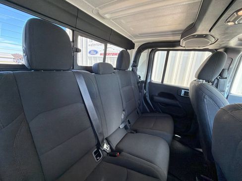 Used 2020 Jeep Gladiator Overland AWD/4WD image 9