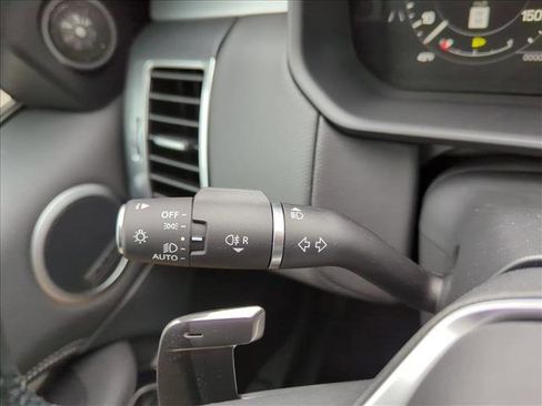 Used 2024 Land Rover Discovery Dynamic SE image 25