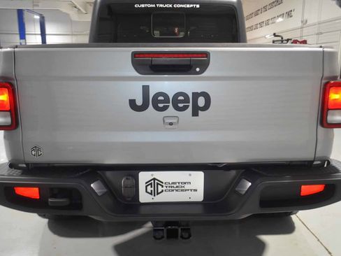 Used 2021 Jeep Gladiator Sport image 9