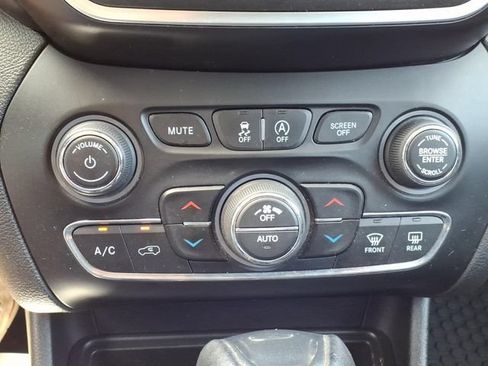 Used 2019 Jeep Cherokee Trailhawk w/ Comfort & Convenience Group AWD/4WD image 23